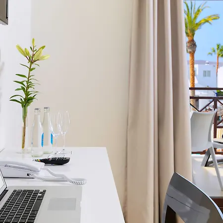 H10白色套房精品酒店 - 仅成人