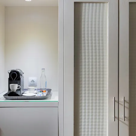 酒店 H10白色套房精品酒店 - 仅成人 4*