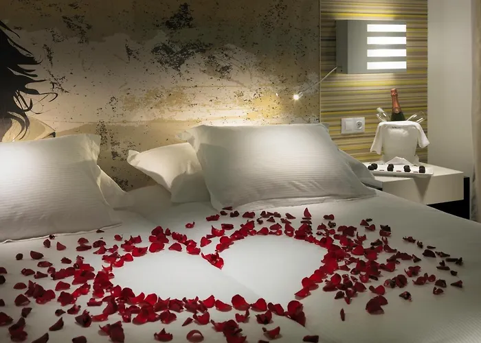 Boutique H10 White - Adults Only